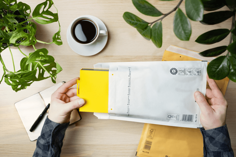 Emballage e-commerce : les enveloppes plastiques sont-elles éco